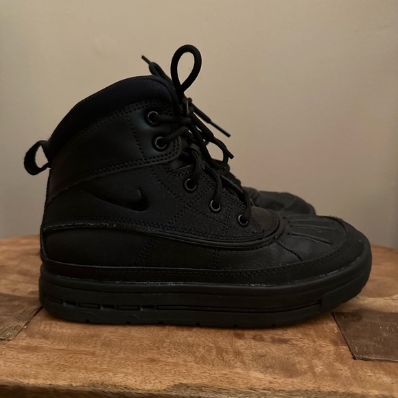Boys Nike Woodside Boots Black size 1Y - Picture 3 of 4